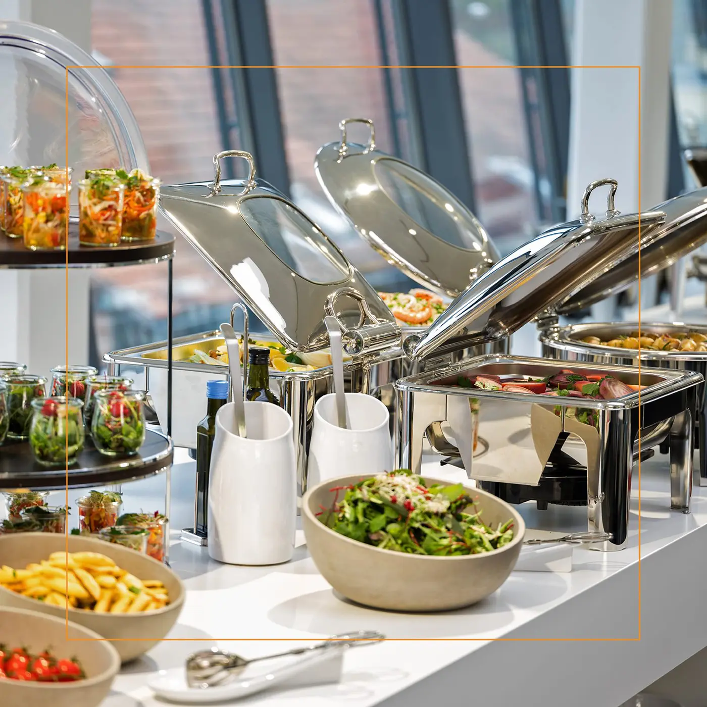 Buffet com chafing dishes e expositores