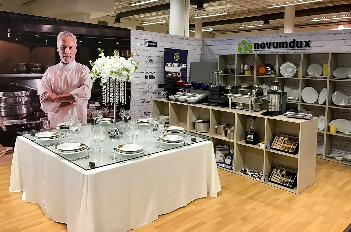 Showroom da Novumdux com mesas postas, loiça e utensílios em exposição